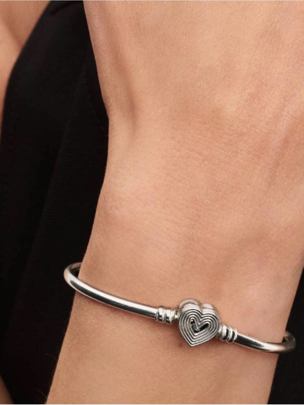 New - Pandora Sterling Silver Radiating Heart Clasp Bangle